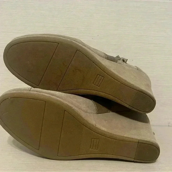 Tan crocodile patterned Toms suede boots - Picture 11 of 12